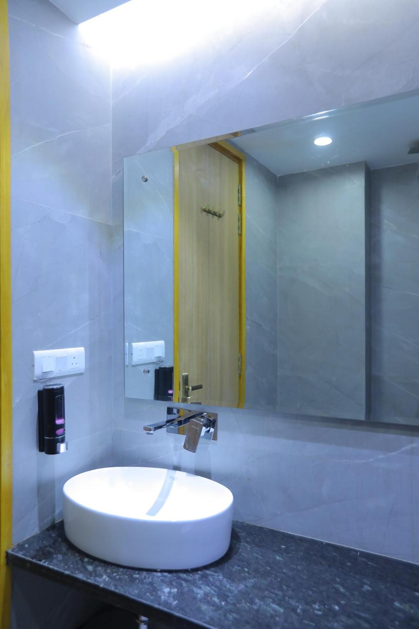 Hotel Glitz - Walk In From New Delhi Railway Station Buitenkant foto
